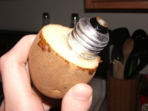 Unscrew a broken lightbulb without cutting your fingers with a potato