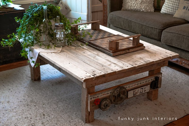 Junk Styled Pallet Wood Coffee Table