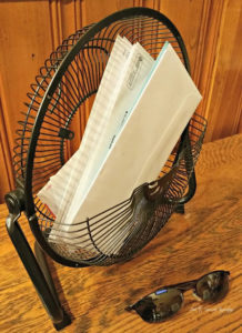 Make a desktop mail holder from an old fan